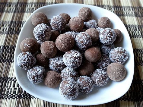 priprava osnovne mase za čokoladne kroglice v posodi