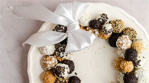 priprava čokoladnih kroglic na palčki s čokoladnim oblivom