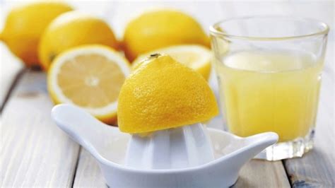 prikaz svežih limon in kozarca limoninega soka