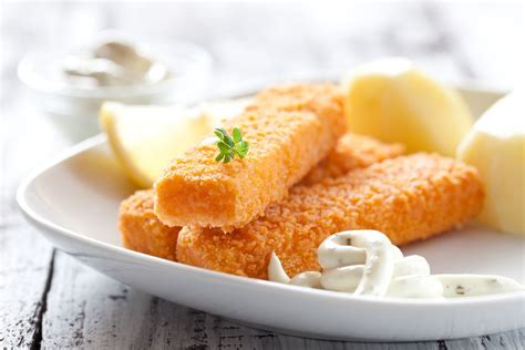 Tematska fotografija domačih ribjih palčk na krožniku
