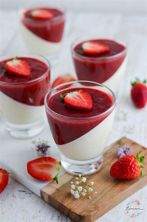 čokoladna panna cotta v kozarcu, okrašena z jagodičjem