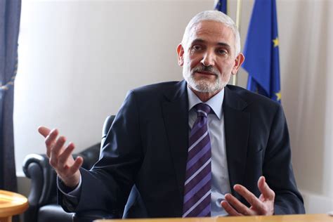 Ženska z bučno masko na obrazu