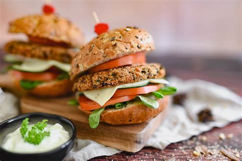 Čajotini polpeti servirani kot vegetarijanski burgerji