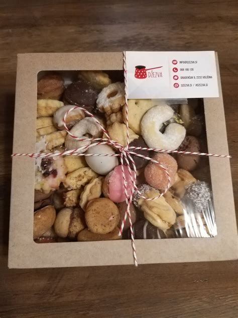 kolekcija različnih vrst čokoladnega peciva na krožniku