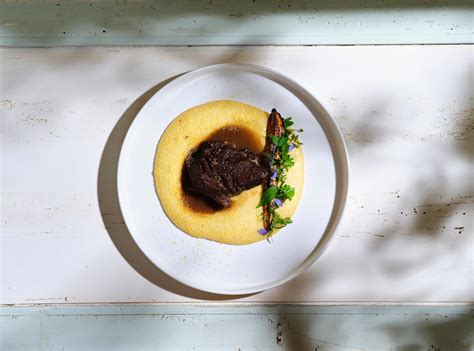 Fotografija elegantne jedi iz fine dining restavracije