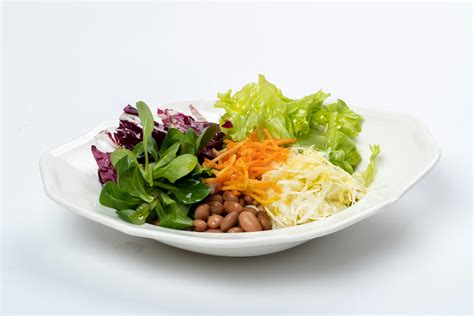 Sestavljena solata s stročjim fižolom, paradižnikom in mozzarello, okusno postrežena