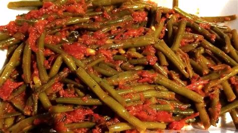 Topla solata s stročjim fižolom, zelenjavo in paradižnikom v ponvi