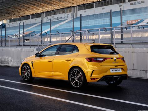 Športni avtomobil Renault Megane RS Trophy 275 med vožnjo po dirkališču