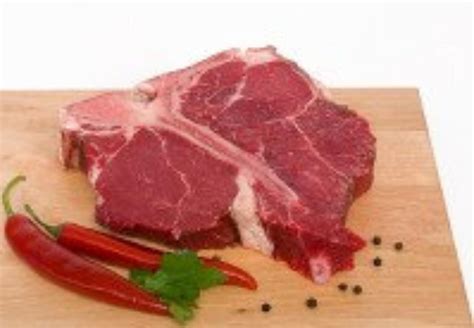 Fotografija govejega fileja pred in po zavezovanju z vrvico
