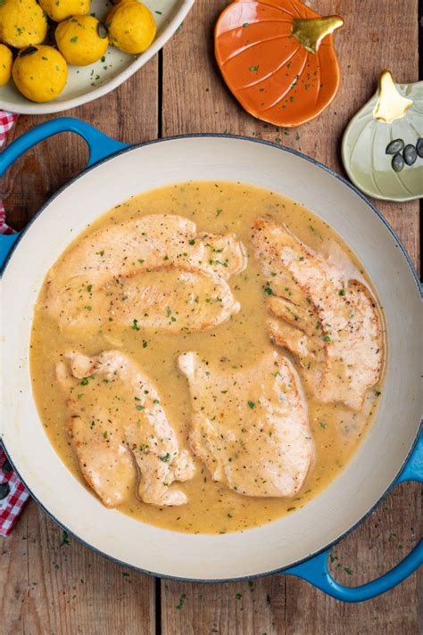 Puranji zrezki, ki jih potolčemo s kladivom za meso med dvema PVC-vrečkama