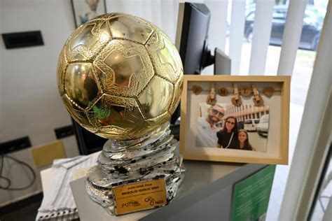 Fotografija: notranjost picerije D10's z nogometno tematiko
