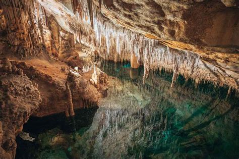 Panoramsko foto: skalnata pokrajina otoka Paga z morjem