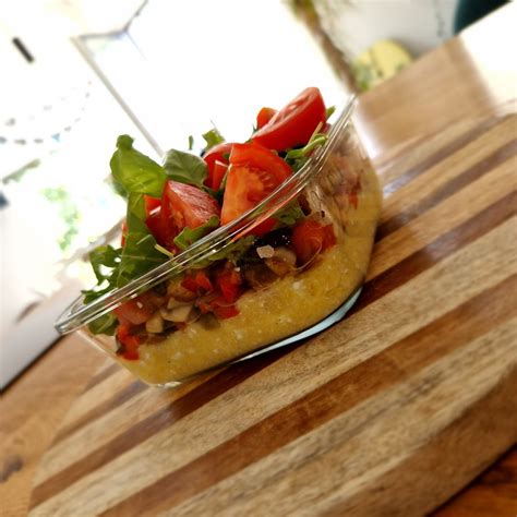 Fotografija: polenta s skuto in zelenjavo v posodici