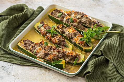 Thematisches Foto: Servierte gefüllte Zucchini mit Kartoffelpüree und Kräutern