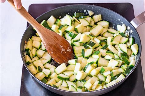 Schritt-für-Schritt-Anleitung: Zucchini aushöhlen und in Pfanne anbraten