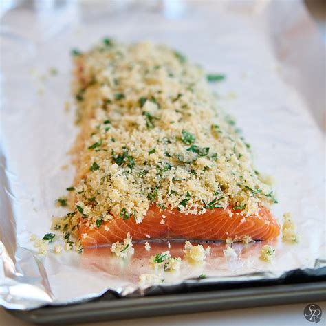 losos s skorjico majoneze in začimbami v pečici