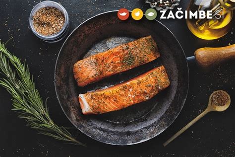 termometer v fileju lososa, ki kaže 50°C