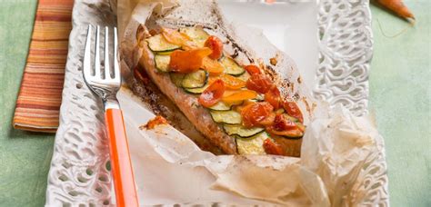 losos z zelenjavo v papirju za peko