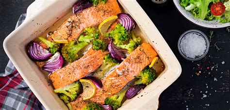 losos v zeliščni skorjici z brokolijem in paradižnikom