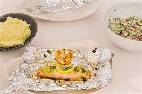 losos v foliji z limono in zelišči