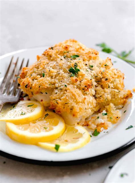 Infographic illustrating key steps for baking fish fillet with a parmesan crust in the oven