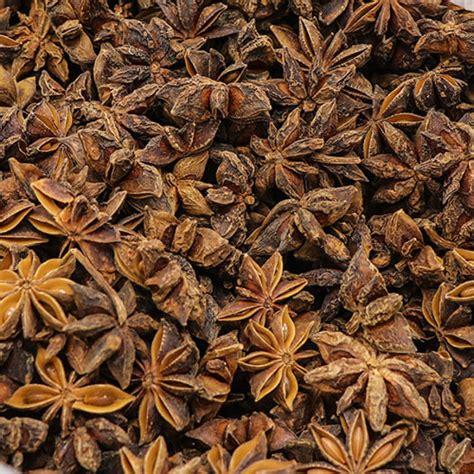 izbor začimb, primernih za marmelado: zvezdasti janež, cimet, vanilija