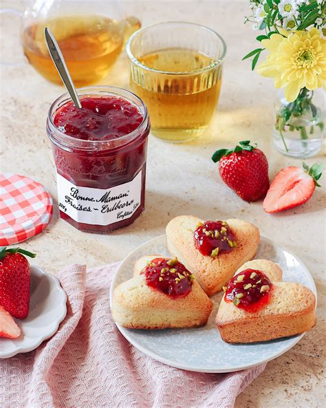 napolnjeni in zaprti kozarci z jagodno marmelado, zaviti v odejo za počasno ohlajanje