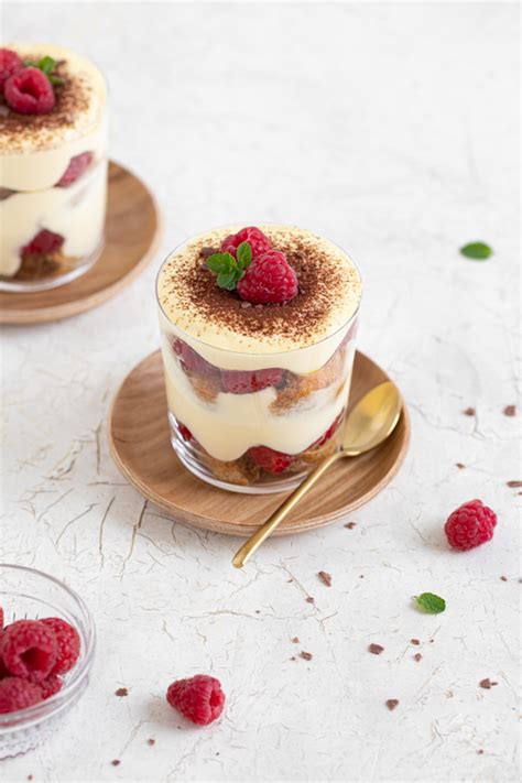 Čokoladni tiramisu v kozarcu z bananami in čokoladnim ganašem