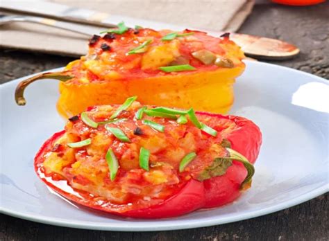 Fotografija različnih vrst polnjenih paprik (mesne, vegetarijanske, s sirom)