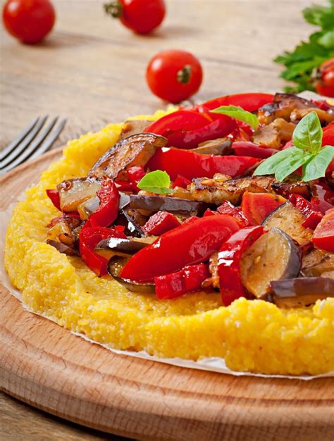 Thematično foto sestavin: polenta, jajčevci, češnjevi paradižniki, olivno olje, sir
