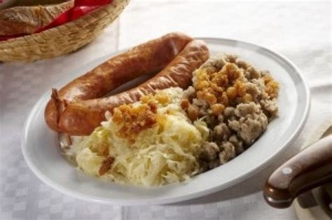 Pripravljena jed: Dušeno kislo zelje, kranjska klobasa in žganci