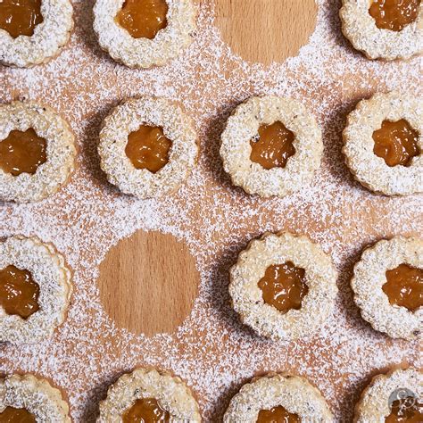 Sestavljeni linški piškoti, polnjeni z marmelado in posuti s sladkorjem v prahu