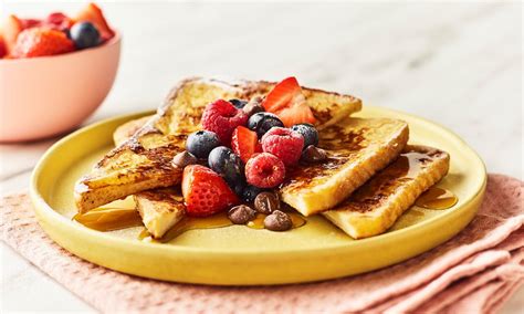 Tematska fotografija: Francoski toast se peče v ponvi do zlato rjave barve