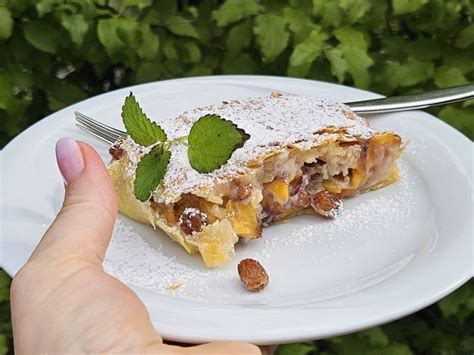 Fotografija zlato zapečenega francoskega toasta, nadevanega z Nutello in okrašenega s svežim jagodičevjem ter sladkorjem v prahu.