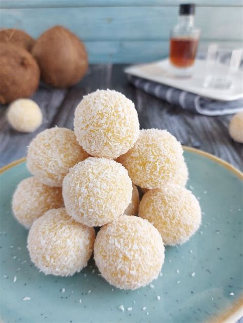 Sestavine za punč kroglice (zdrobljen biskvit, kakav, kokos, rum, marmelada)