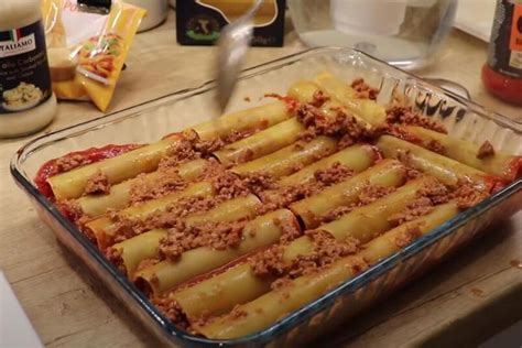 Zbirka različnih nadevov za kanelone v posodah