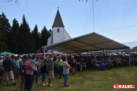 Fotografija udeležencev tekmovanja v kuhanju pohorskega piskra na prostem