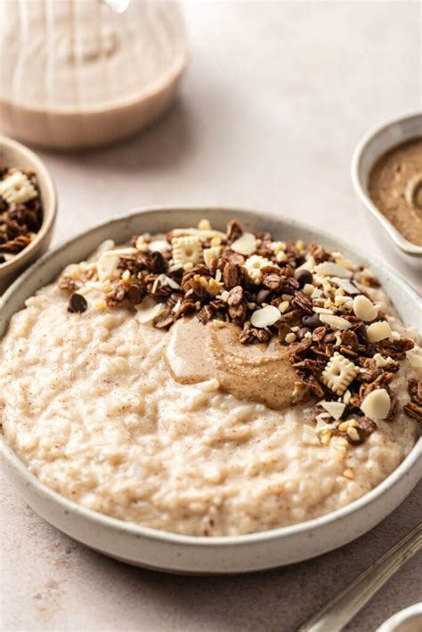 sestavine za vegansko različico mlečnega riža z mandljevim maslom in cimetom
