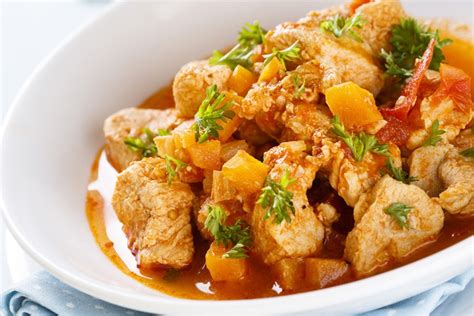 piščančji golaž z zelenjavo in sirom v pekaču